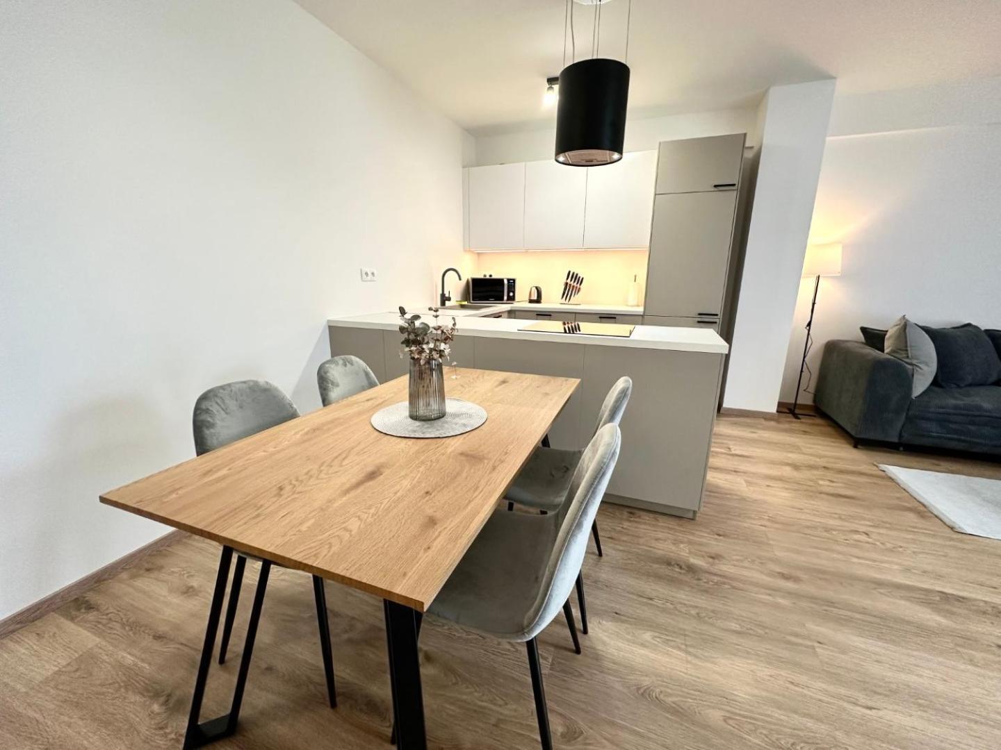 2 Room Apartment, New Building, Balcony, 208 Rovinka Dış mekan fotoğraf