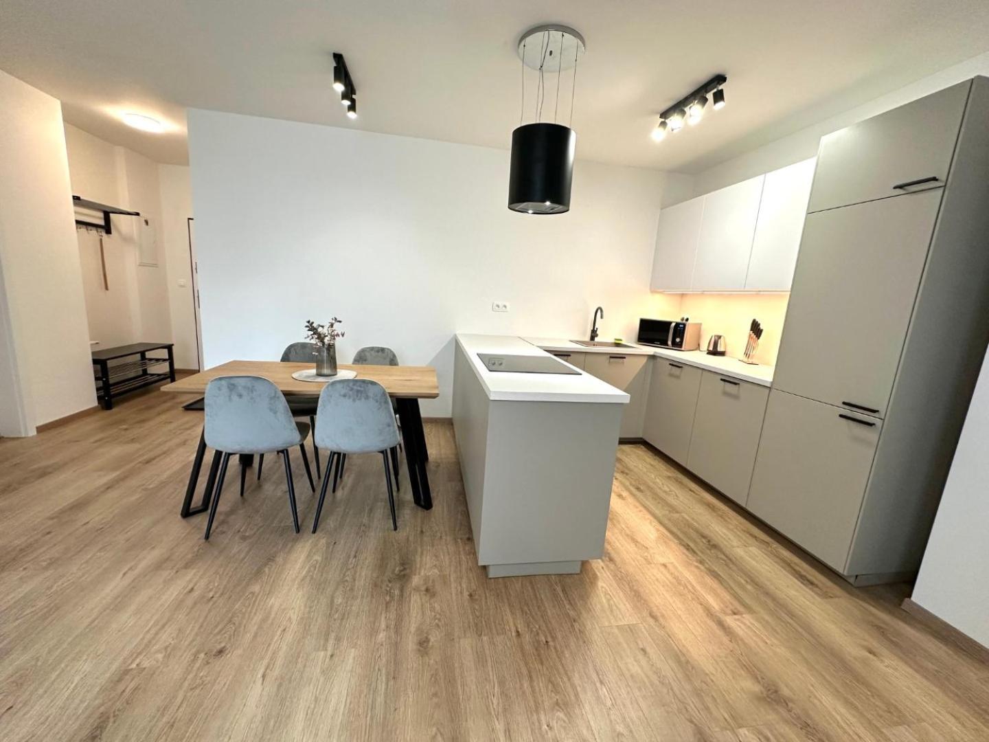 2 Room Apartment, New Building, Balcony, 208 Rovinka Dış mekan fotoğraf